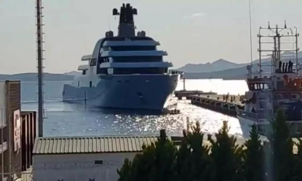 Αμπράμοβιτς: Φουρτούνα για το "περιπλανώμενο" γιοτ - Προσπάθησαν να το εμποδίσουν να ελλιμενιστεί στο Μπόντρουμ